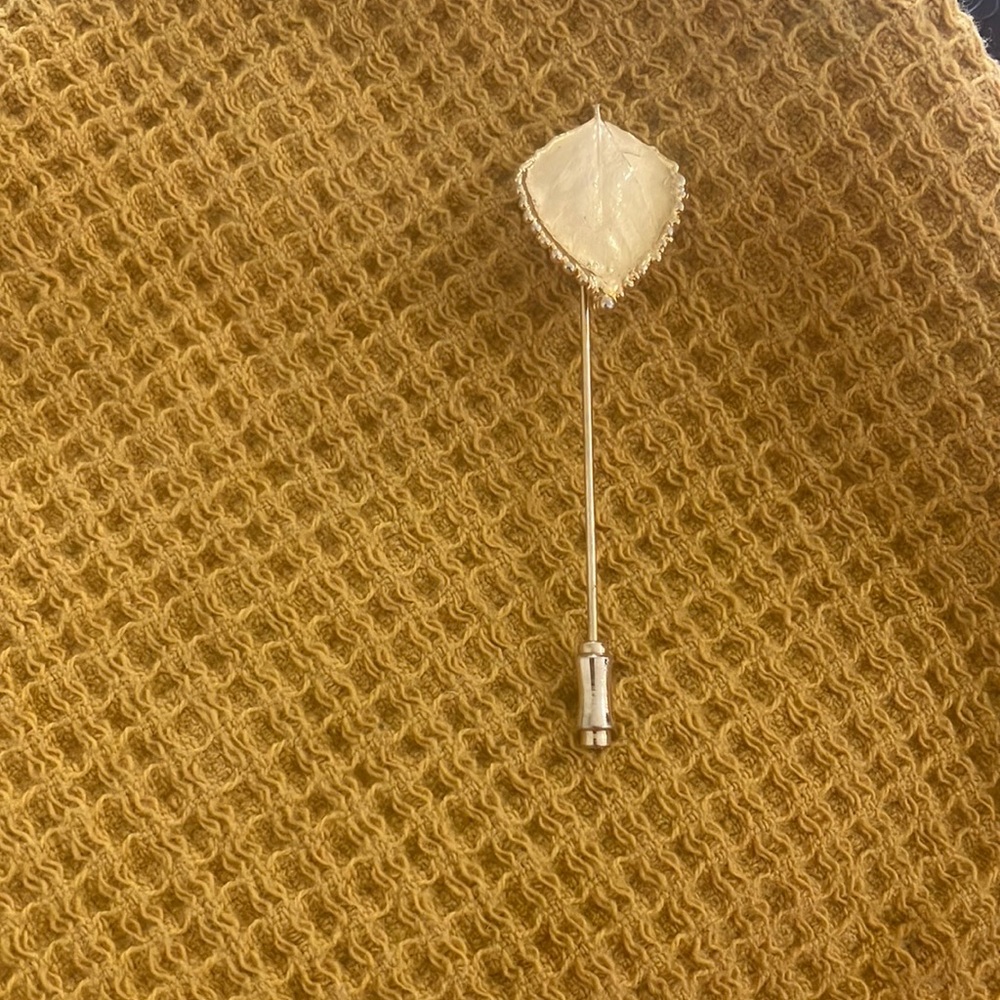Elegant Leaf Brooch stick Pin